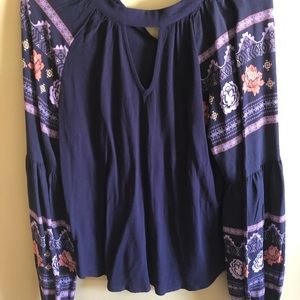 Navy blouse with printed sleeves and a cutout V